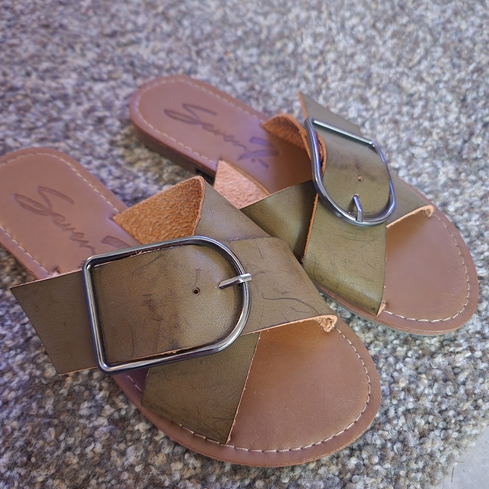 NWOT 7seven Olive Sandal